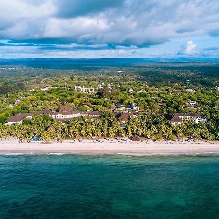 Diani Reef Beach Resort & Spa - Your Beachfront Bliss Awaits Diani Beach Esterno foto Aerial view of the beach