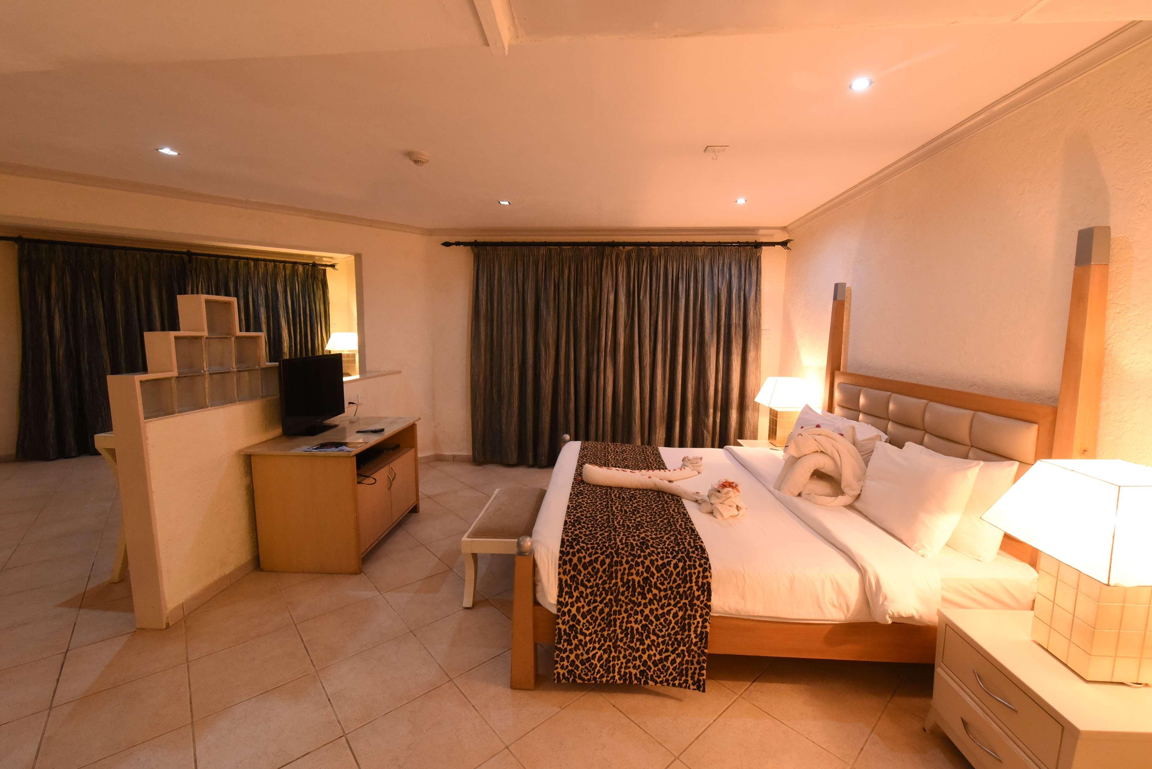 Diani Reef Beach Resort & Spa - Your Beachfront Bliss Awaits Diani Beach Esterno foto A bedroom at the hotel