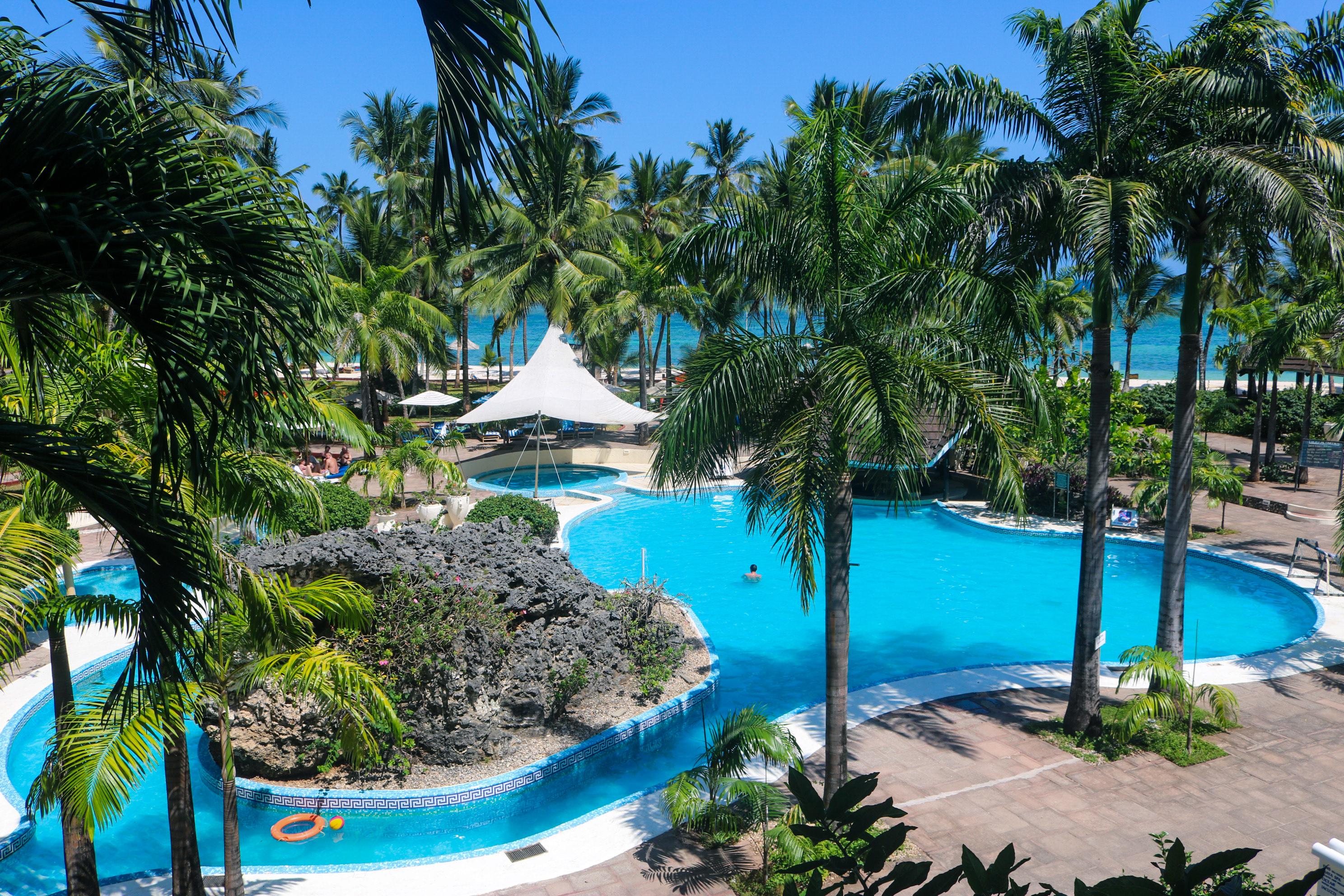 Diani Reef Beach Resort & Spa - Your Beachfront Bliss Awaits Diani Beach Esterno foto The pool at the Sheraton Resort