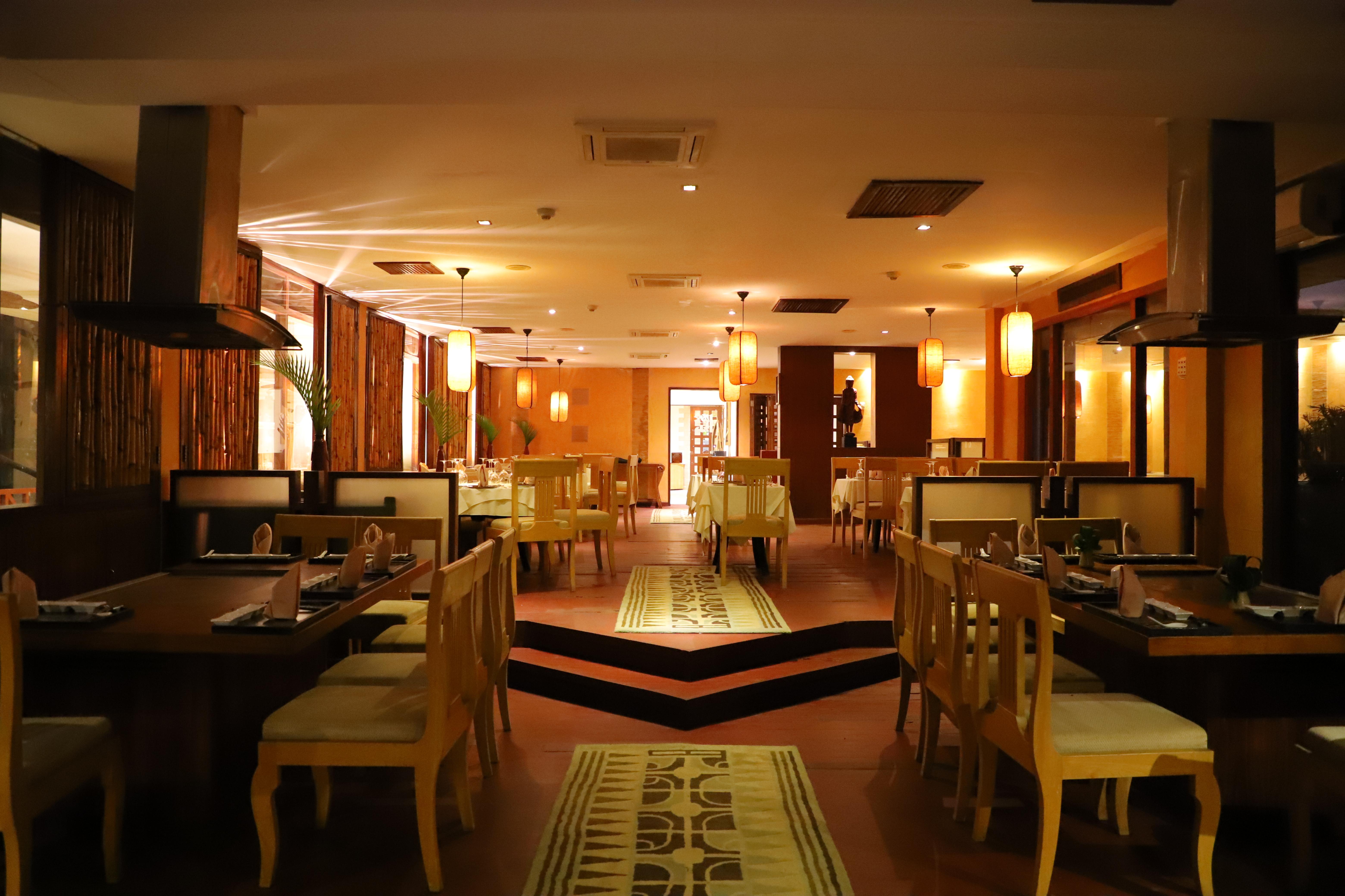 Diani Reef Beach Resort & Spa - Your Beachfront Bliss Awaits Diani Beach Esterno foto Interior of a restaurant in Bangkok, Thailand
