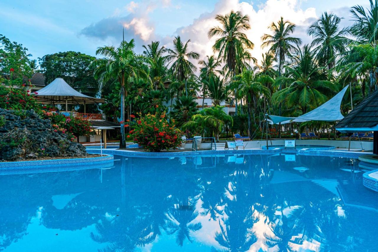 Diani Reef Beach Resort & Spa - Your Beachfront Bliss Awaits Diani Beach Esterno foto The pool at the Sheraton Resort Fiji