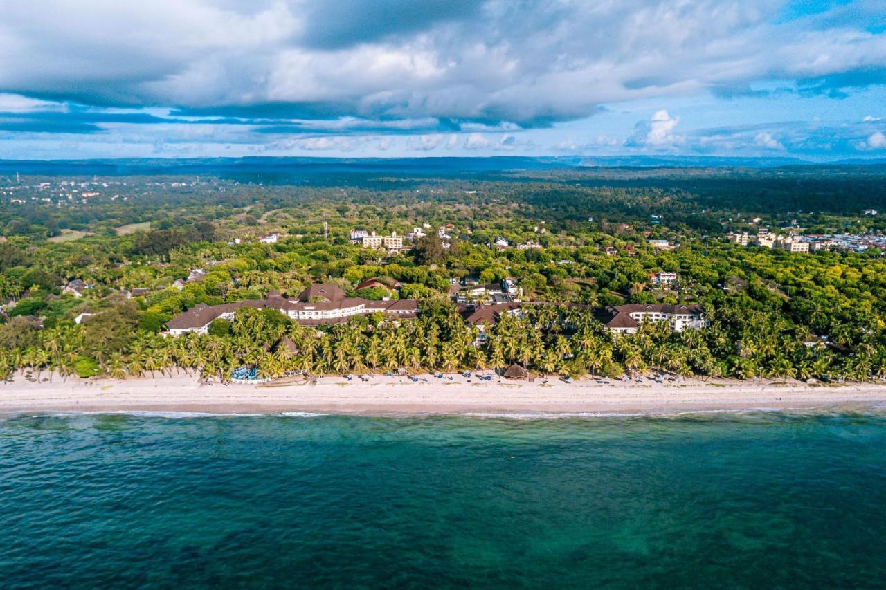 Diani Reef Beach Resort & Spa - Your Beachfront Bliss Awaits Diani Beach Esterno foto Aerial view of the beach