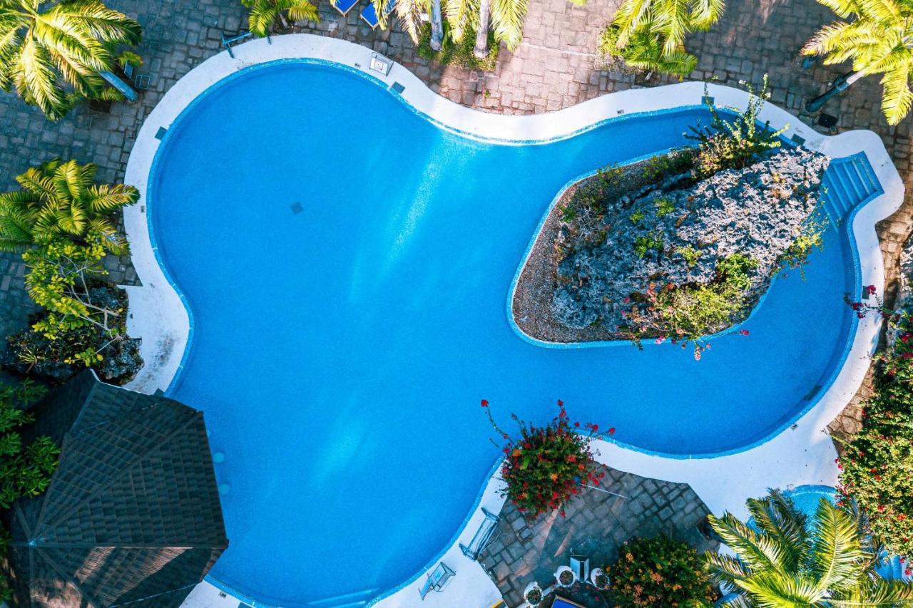 Diani Reef Beach Resort & Spa - Your Beachfront Bliss Awaits Diani Beach Esterno foto Aerial view of a swimming pool