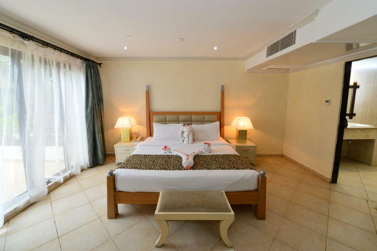 Diani Reef Beach Resort & Spa - Your Beachfront Bliss Awaits Diani Beach Esterno foto A bedroom at the hotel