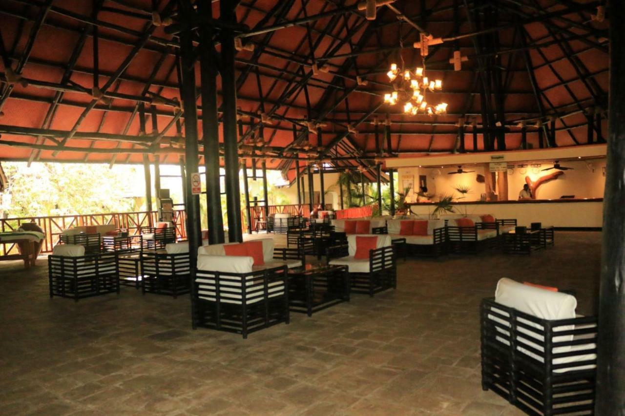 Diani Reef Beach Resort & Spa - Your Beachfront Bliss Awaits Diani Beach Esterno foto The interior of the restaurant