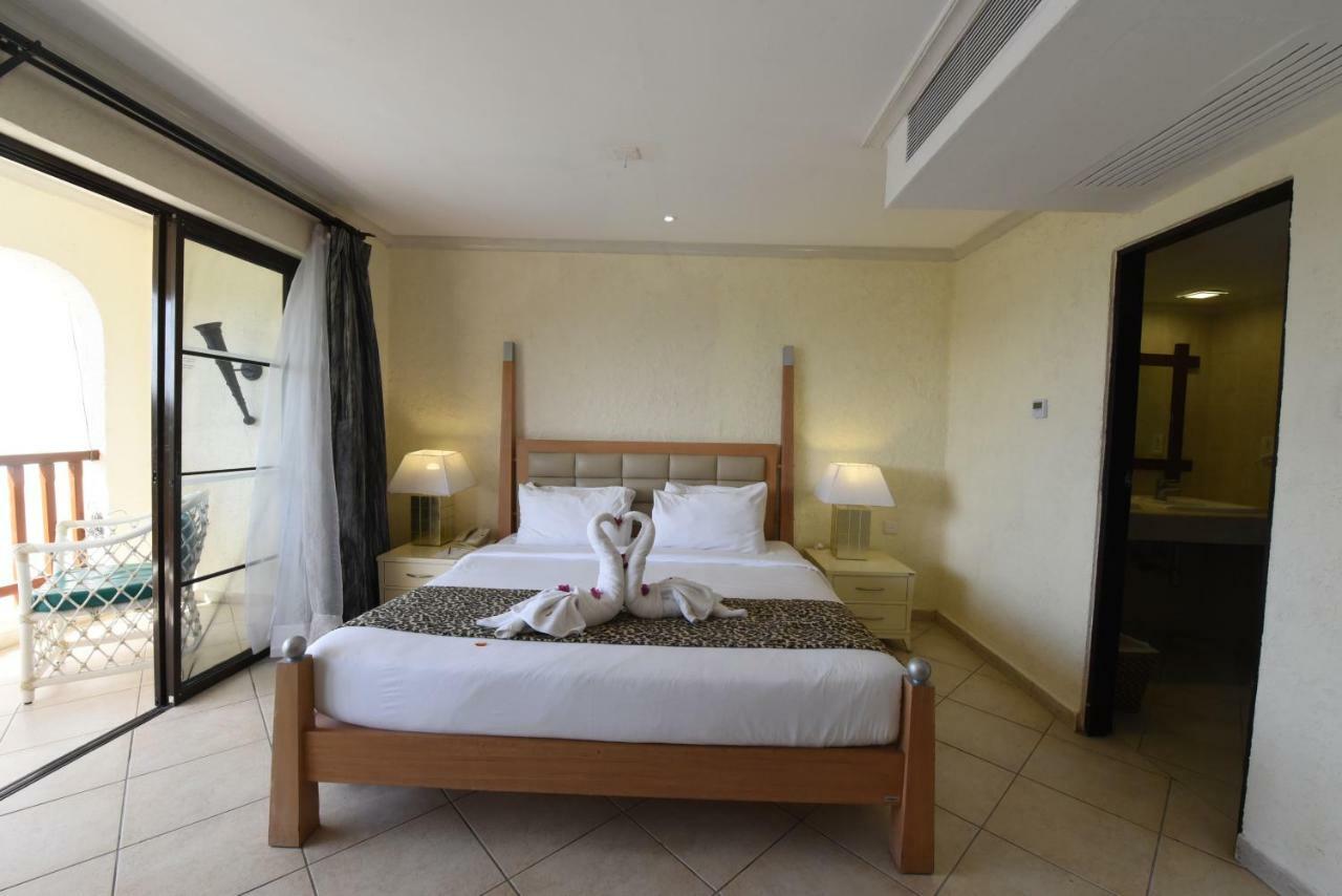 Diani Reef Beach Resort & Spa - Your Beachfront Bliss Awaits Diani Beach Esterno foto A bedroom at the resort