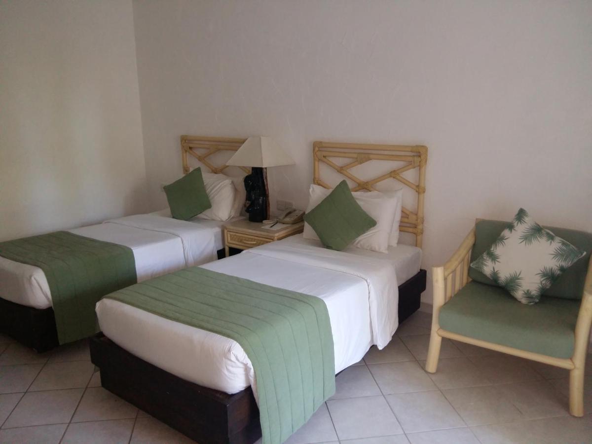 Diani Reef Beach Resort & Spa - Your Beachfront Bliss Awaits Diani Beach Esterno foto A room at the hotel