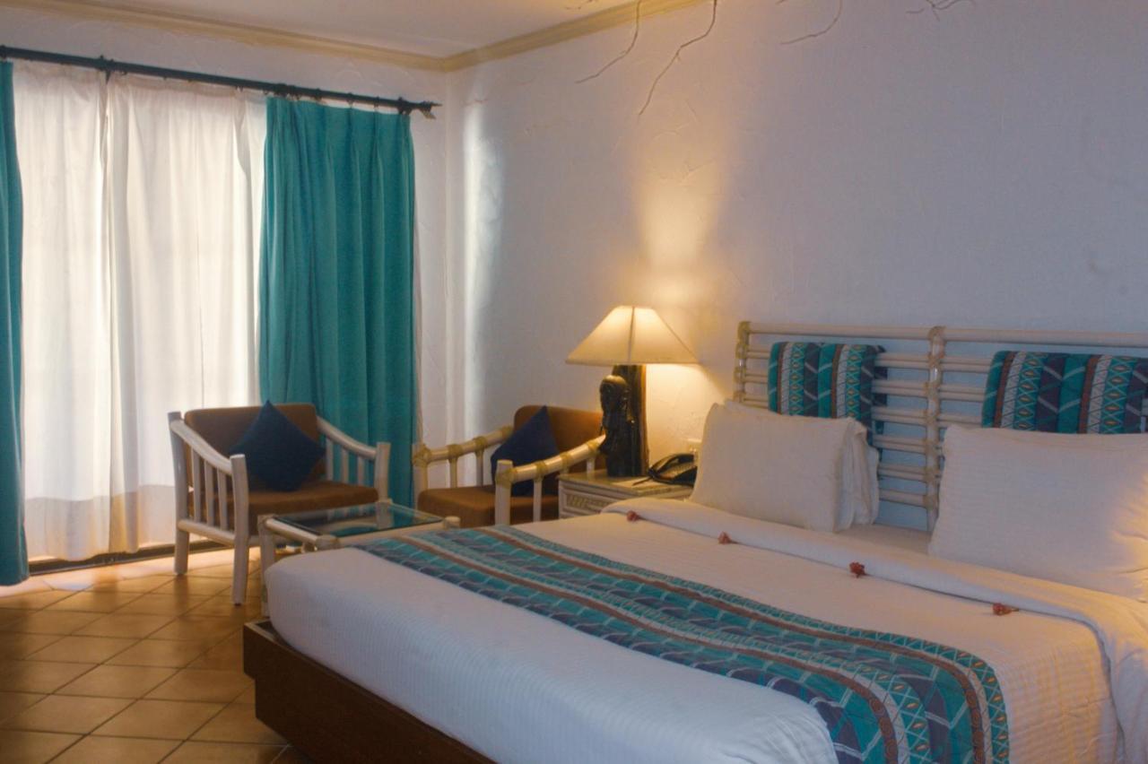 Diani Reef Beach Resort & Spa - Your Beachfront Bliss Awaits Diani Beach Esterno foto A room at the hotel